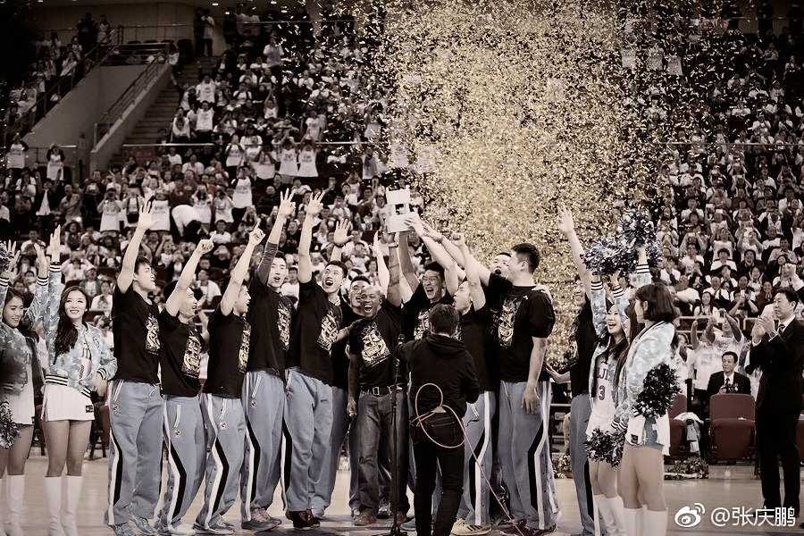 张三疯致敬独狼:战场变换情谊永存,马布里精神永不落幕 马布里在全明星赛的入场仪式上面带微笑挥手致意,他的身后是同样入选全明星的张庆鹏,两位传奇控卫在这一刻成为焦点