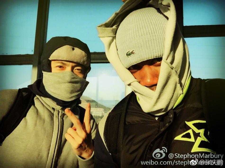 张三疯致敬独狼:战场变换情谊永存,马布里精神永不落幕 训练场上,马布里手把手指导张庆鹏传切跑位的细节,作为老将的马布里毫无保留地分享经验,体现了篮球精神的传承