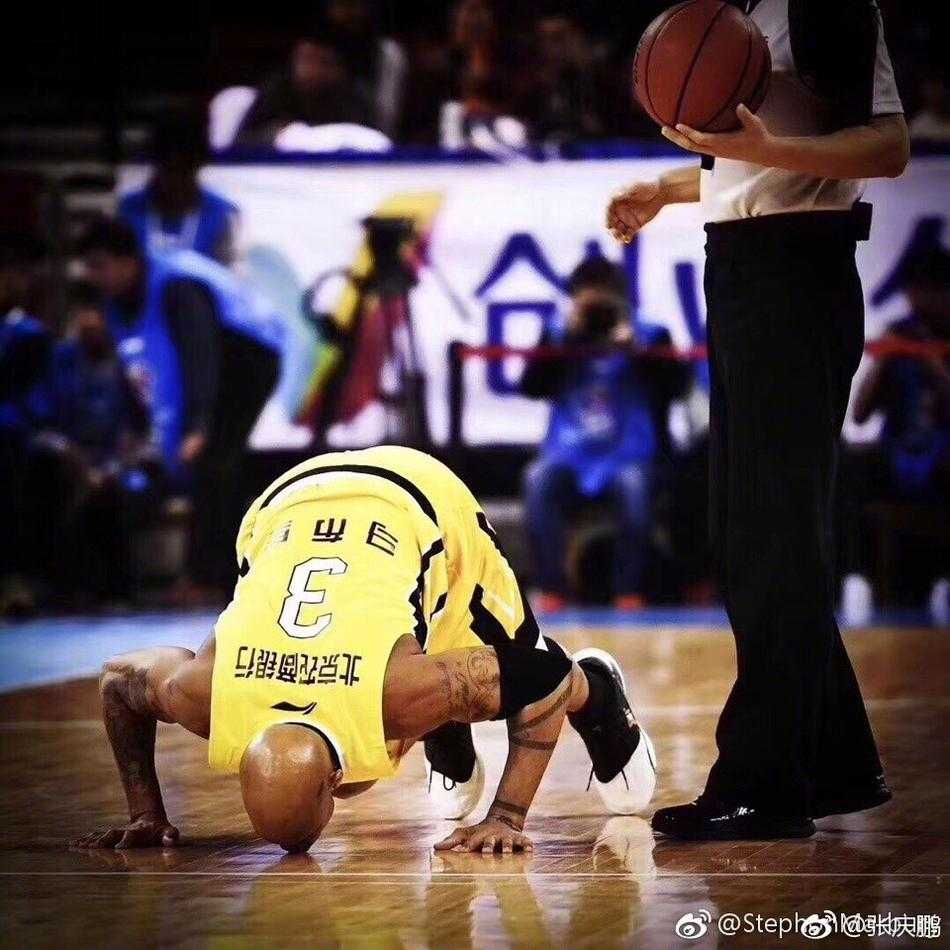 张三疯致敬独狼:战场变换情谊永存,马布里精神永不落幕 退役之夜,马布里蹲在球场中央抚摸着CBA的地板,眼中含泪,满是对这片奋斗了多年赛场的眷恋与不舍