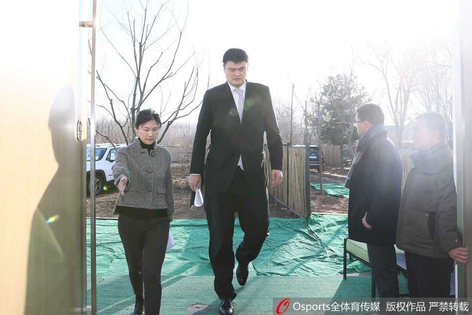 在聚光灯的照耀下，姚明与Jeep品牌高层的手紧紧握在一起，这一握，象征着专业SUV技术与顶级篮球IP的正式结盟。