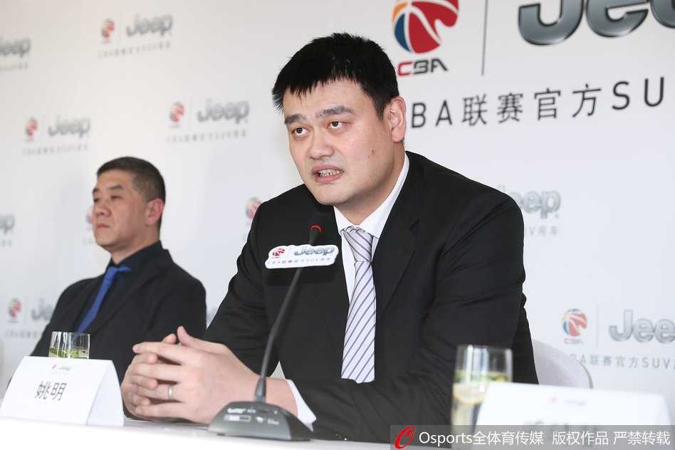 发布会现场座无虚席，媒体记者们纷纷举起相机，闪光灯此起彼伏，记录下中国篮球商业化进程中的这一重要瞬间。