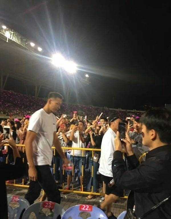 当乐坛天王遇见篮坛巨人 易建联携爱妻助阵周杰伦厦门演唱会 阿联在人群簇拥中稳步前行,周围歌迷纷纷举起手机争相拍照,这一刻他不仅是篮球场上的英雄,也是演唱会现场最耀眼的明星。