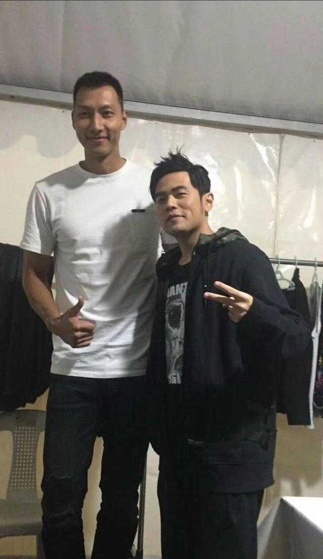 当乐坛天王遇见篮坛巨人 易建联携爱妻助阵周杰伦厦门演唱会 易建联现身厦门演唱会现场,他那挺拔的身姿在人群中有如移动的灯塔,白T恤黑裤的简约穿搭却因两米多的身高成为全场焦点。