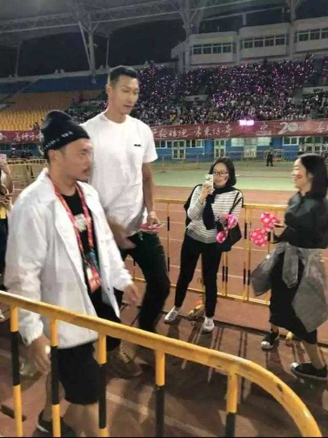 当乐坛天王遇见篮坛巨人 易建联携爱妻助阵周杰伦厦门演唱会 后台灯光下,易建联与周杰伦并肩而站,一个竖起拇指一个比出胜利手势,两大巨星的气场交织,仿佛定格了一代人的青春记忆。