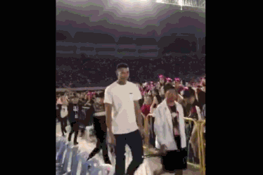 当乐坛天王遇见篮坛巨人 易建联携爱妻助阵周杰伦厦门演唱会 动图记录下阿联被热情歌迷包围的瞬间,人群如潮水般涌来,他那标志性的微笑在人群中若隐若现,展现了巨星独特的亲和力。