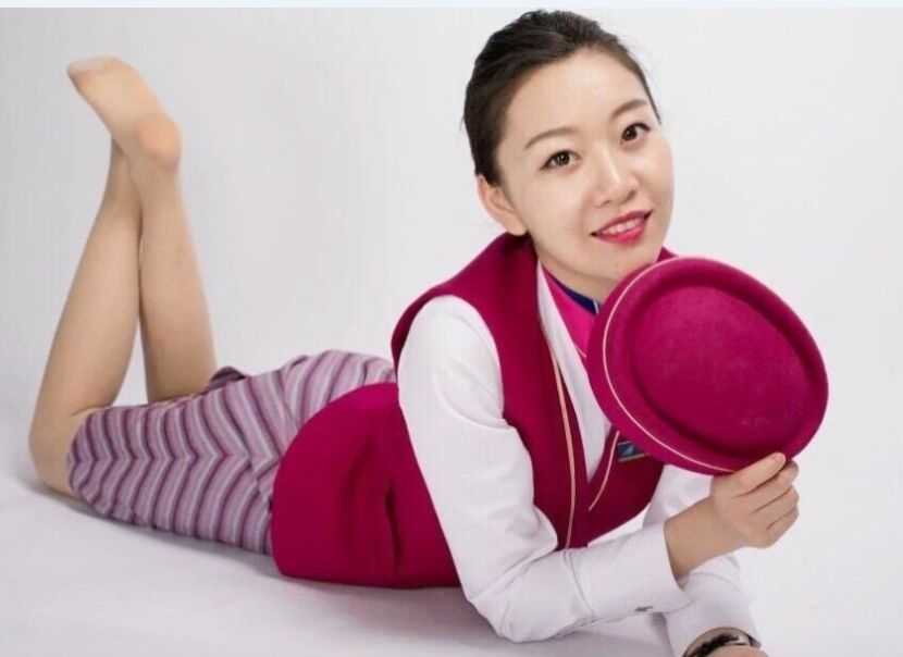 当优雅空姐遇上热辣篮球宝贝 万米高空之外的魅力绽放 赛场边的空姐篮球宝贝侧身而立,紧身的白色运动上衣勾勒出完美身形,她专注的眼神中充满了对比赛的期待。