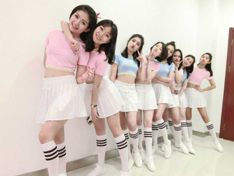 当优雅空姐遇上热辣篮球宝贝 万米高空之外的魅力绽放 身披金色啦啦队战袍的空姐,在球场中央高扎马尾,手举彩球绽放出比阳光还灿烂的笑容,活力四射。