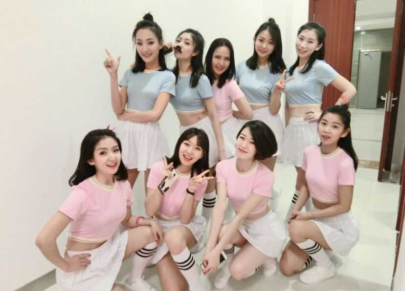 当优雅空姐遇上热辣篮球宝贝 万米高空之外的魅力绽放 扎着双麻花辫的空姐篮球宝贝手持彩球,眼神俏皮地看向镜头,运动风的装扮让她看起来既清纯又充满力量感。