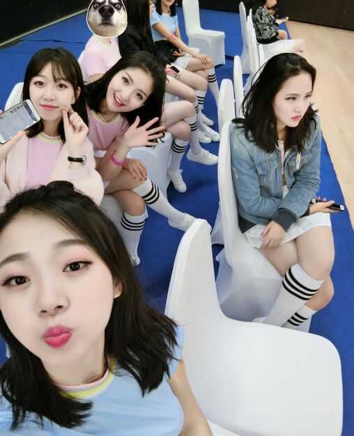 当优雅空姐遇上热辣篮球宝贝 万米高空之外的魅力绽放 这位空姐扎着清爽的丸子头,身穿亮黄色运动背心,在赛场边回眸一笑,白皙的皮肤和精致的五官格外吸睛。