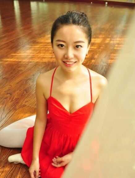 当优雅空姐遇上热辣篮球宝贝 万米高空之外的魅力绽放 表演结束后,空姐篮球宝贝们在场边放松交谈,汗湿的刘海贴在额头上,却遮不住因为完成精彩表演而洋溢的满足笑容。