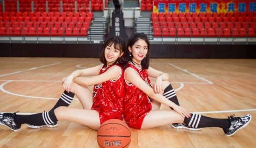 当优雅空姐遇上热辣篮球宝贝 万米高空之外的魅力绽放 两位空姐篮球宝贝在赛前热身时默契击掌,一人身穿红色运动背心,一人身穿白色,健康的小麦色肌肤在阳光下闪着光。