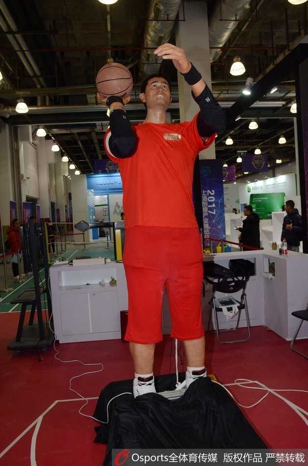 当传奇遇见未来:上海创博会上那座两米二的“投篮巨塔” 凑近端详,机器人的面部细节令人惊叹,从眉骨的弧度到下巴的沟壑,甚至皮肤的哑光质感,都透露出仿生工艺的极致匠心。