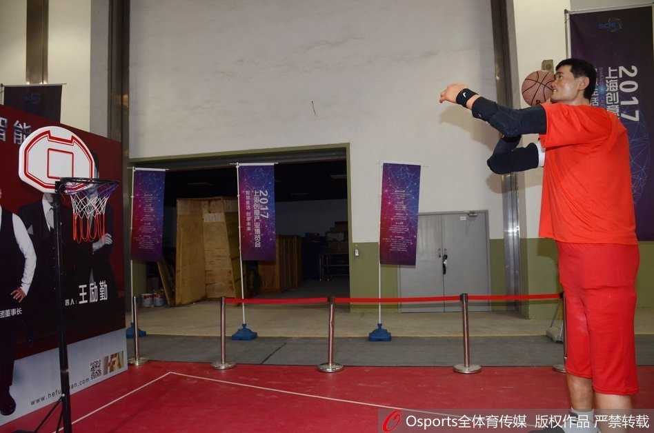 当传奇遇见未来:上海创博会上那座两米二的“投篮巨塔” 全景镜头下,机器人姚明与周围的观众形成鲜明对比,它面无表情却无比逼真,仿佛从科幻电影中走出的机械战警,静立在熙攘的人群之中。