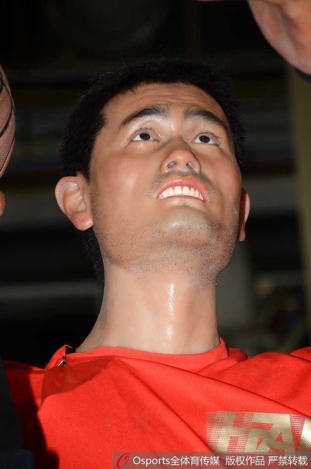 当传奇遇见未来:上海创博会上那座两米二的“投篮巨塔” 从背后仰望,机器人的身形与真人无异,宽阔的肩膀和修长的手臂在展馆灯光下投下长长的影子,宛如一位守护篮下禁区的真正巨人。