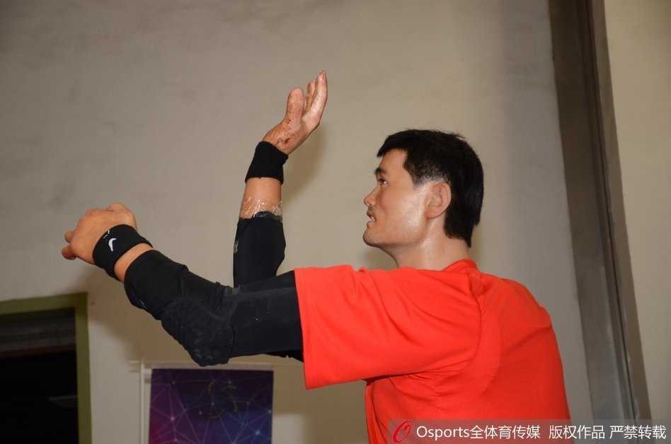 当传奇遇见未来:上海创博会上那座两米二的“投篮巨塔” 从侧面望去,机器人的面部轮廓和肤色几乎可以乱真,它身上的球衣随着光影泛起褶皱,完美复刻了篮球巨星在场边休憩时的神态。