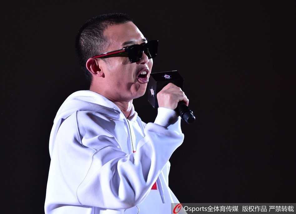 当嘻哈遇见篮球:CBA全明星赛在深圳的跨界狂欢 南方明星队球员赵睿在高速突破中伺机传球,他的眼神专注,灵活地穿过北方队郭艾伦与翟晓川的防守缝隙。