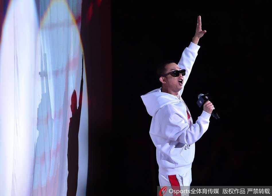 当嘻哈遇见篮球:CBA全明星赛在深圳的跨界狂欢 广东工业大学球员张健豪以一记飞跃三人的惊天换手扣篮征服全场裁判,摘下扣篮王桂冠,成为首位获此殊荣的大学生球员。