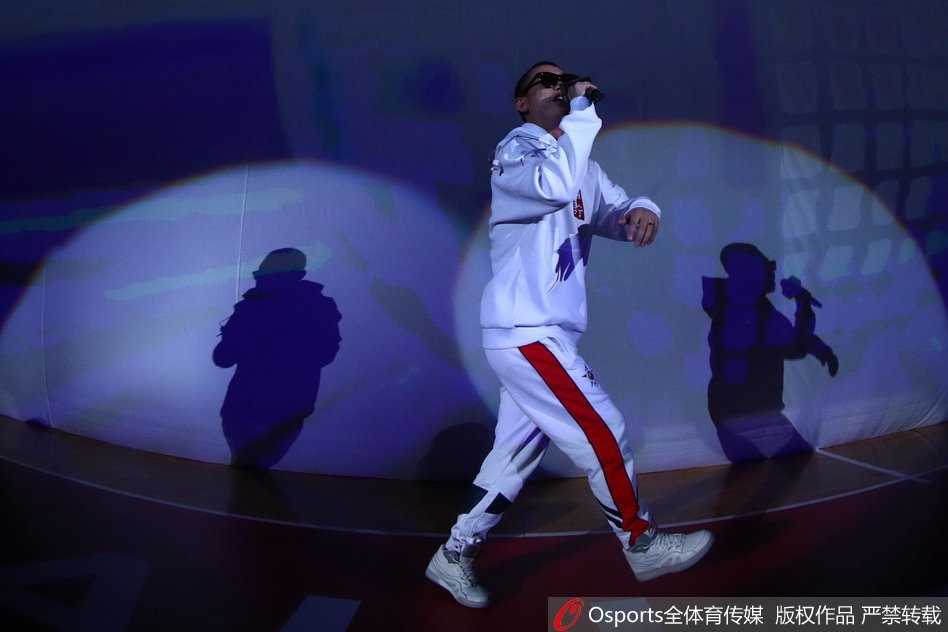 当嘻哈遇见篮球:CBA全明星赛在深圳的跨界狂欢 嘻哈歌手GAI戴着墨镜在深圳大运中心纵情高歌,身后的巨大CBA背景板与炫目的舞台灯光将现场气氛瞬间点燃。