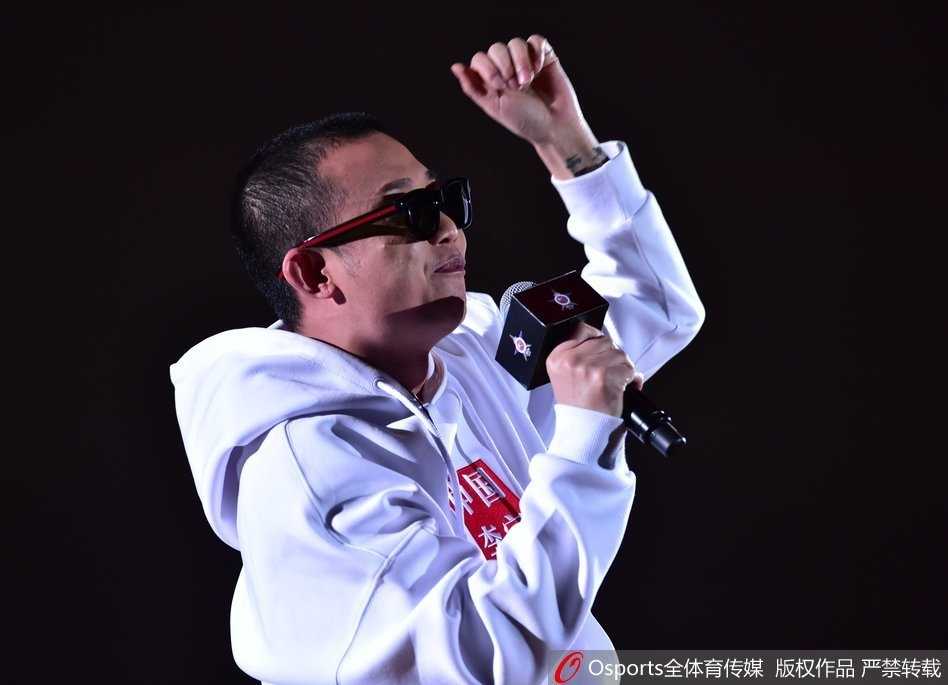 当嘻哈遇见篮球:CBA全明星赛在深圳的跨界狂欢 当红偶像李易峰手持篮球在场上做出投篮姿势,虽然几次出手未中,但依然凭借阳光帅气的笑容引发现场女粉丝的疯狂尖叫。