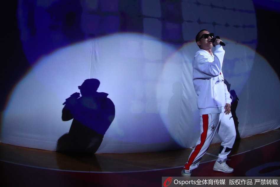 当嘻哈遇见篮球:CBA全明星赛在深圳的跨界狂欢 易建联在防守球员的注视下腾空而起,以一记势大力沉的单手劈扣终结进攻,全场球迷起立欢呼,这是他本场冲击MVP的缩影。