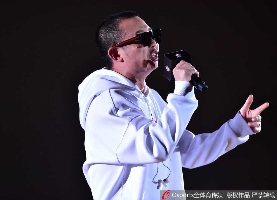 当嘻哈遇见篮球:CBA全明星赛在深圳的跨界狂欢 深圳大运中心体育馆内座无虚席,五颜六色的球迷看台与场地中央激烈的比赛交相辉映,构成一幅完美的篮球狂欢画卷。