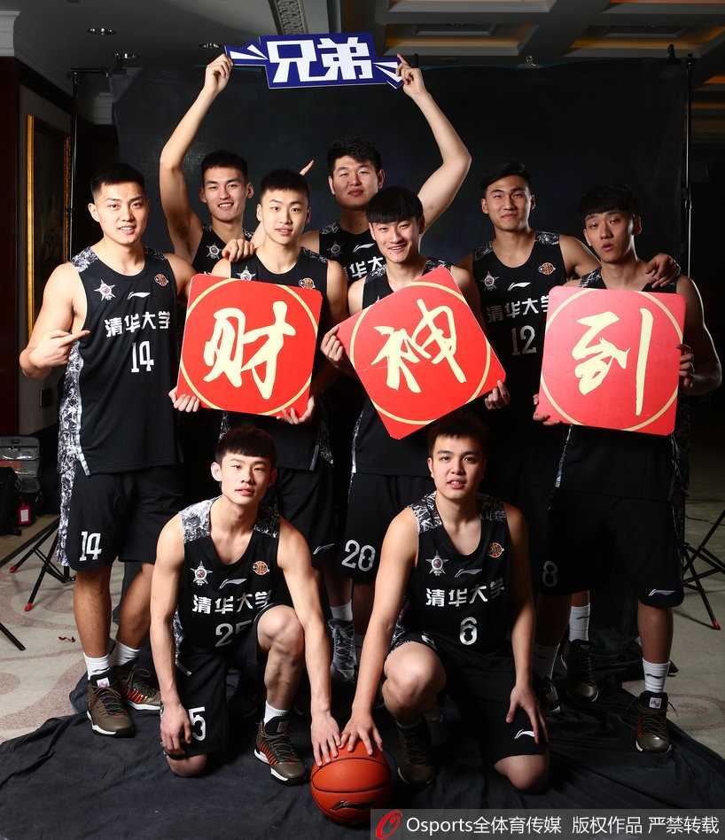 当未名湖水汇入职业激流:北大清华全明星写真的幕后故事 王少杰在更衣室通道内垂首沉思,周遭的喧嚣仿佛被隔绝在外,暖色调的灯光勾勒出他雕塑般的侧脸,这一刻他不是球员,而是一位思考未来的少年。