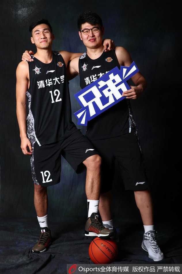 当未名湖水汇入职业激流:北大清华全明星写真的幕后故事 北大队核心球员王少杰在写真中目光如炬,他身后虚化的赛场光影仿佛预示着未来职业道路的无限可能,坚定的下颌线条勾勒出校园篮球的硬核力量。