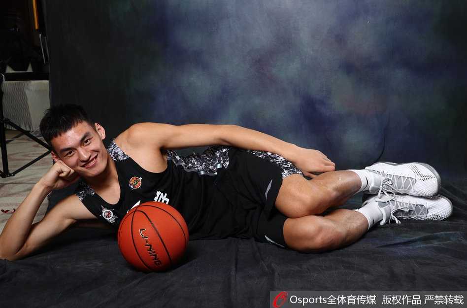 当未名湖水汇入职业激流:北大清华全明星写真的幕后故事 全队围拢在一起鼓劲呐喊,十几只手叠放在中间,年轻的面孔因激动而微微发红,这种原始而纯粹的热血在摄影师的镜头下被永恒保存。