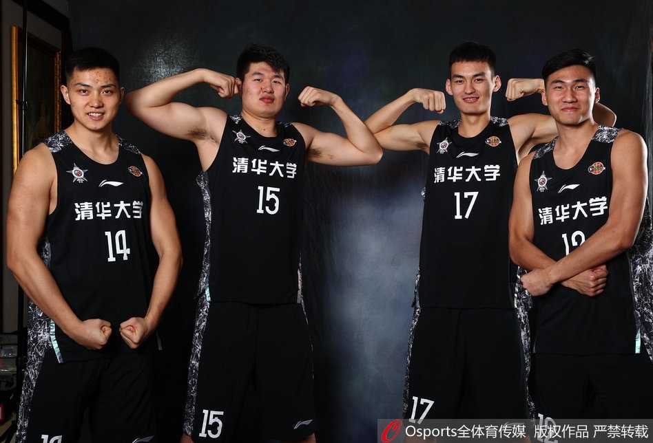 当未名湖水汇入职业激流:北大清华全明星写真的幕后故事 赛后球员们神情各异,有人低头沉思,有人轻拍队友肩膀安慰,画面中流淌着一种不甘与倔强,仿佛在无声地宣告:这次输了,但未来我们还会再来。