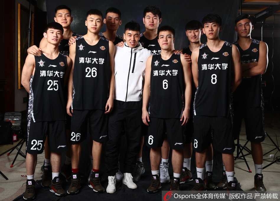 当未名湖水汇入职业激流:北大清华全明星写真的幕后故事 在赛场边站立调整的球员群像,有人手叉腰带气喘吁吁,有人低声交流战术,湿透的球衣贴在身上,像极了青春拼搏后留下的勋章。