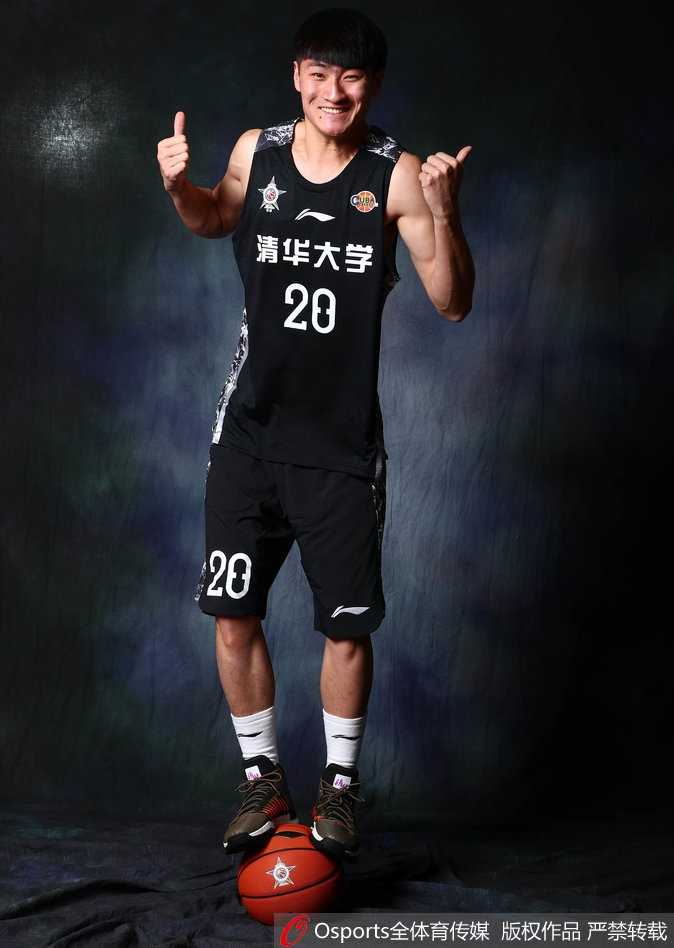 当未名湖水汇入职业激流:北大清华全明星写真的幕后故事 清华队员齐麟与队友并肩而立,白色战袍映衬着年轻的脸庞,他们紧抿的嘴唇和微蹙的眉头透露出对即将到来的挑战既紧张又兴奋的复杂心绪。