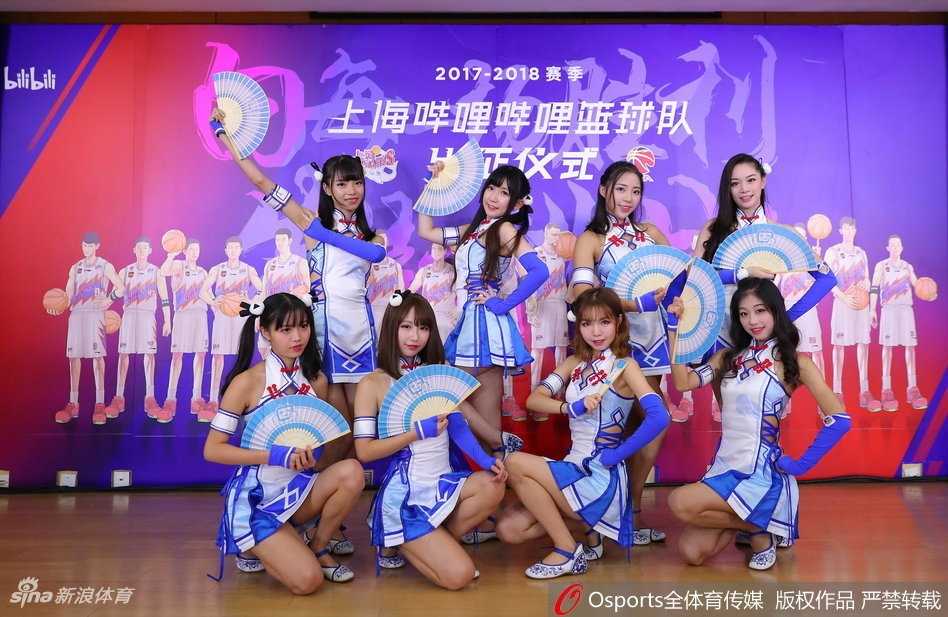 当篮球遇见二次元:上海男篮新篇章 新援罗汉琛在舞台中央展示自己的书法作品“上海哔哩哔哩”,身旁的队友们纷纷鼓掌喝彩,中国风与二次元在这一刻奇妙交融。