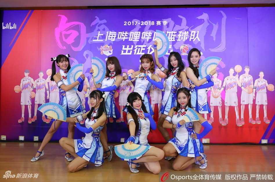 当篮球遇见二次元:上海男篮新篇章 吉祥物小鲨鱼与B站标志性的小电视君在舞台上击掌互动,两个萌萌的卡通形象成为全场焦点,为严肃的出征仪式增添了许多欢乐气氛。