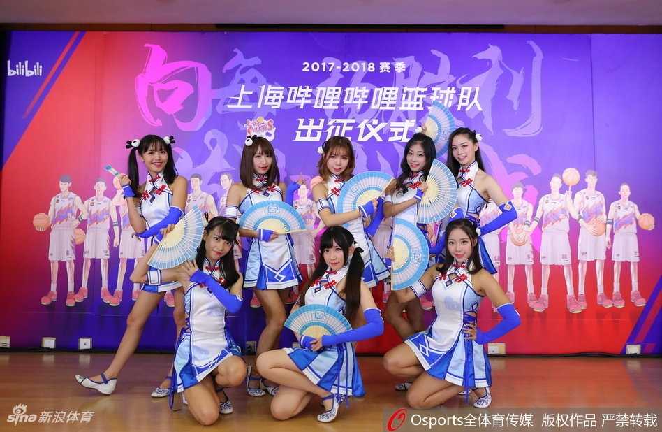 当篮球遇见二次元:上海男篮新篇章 漫画版上海男篮全家福前,几位球迷正在模仿球员的经典动作拍照,画风幽默而充满创意,完美融合了体育的热血与二次元的趣味。