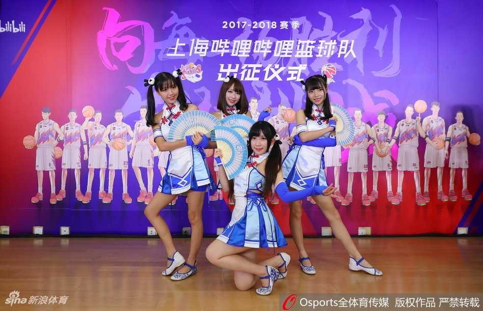 当篮球遇见二次元:上海男篮新篇章 一位可爱的女球迷头戴“小电视”头套,手持为弗雷戴特制作的“SSR寂寞大神”应援牌,脸上洋溢着灿烂的笑容,她是二次元与篮球跨界结合的最佳代言人。