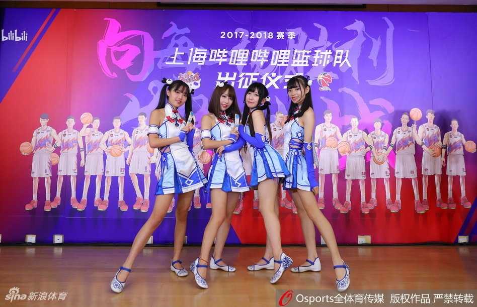 当篮球遇见二次元:上海男篮新篇章 仪式结束后,球员们的等身漫画立牌被球迷团团围住,大家争相与自己喜爱的球星“二次元形象”合影,现场充满了欢声笑语。