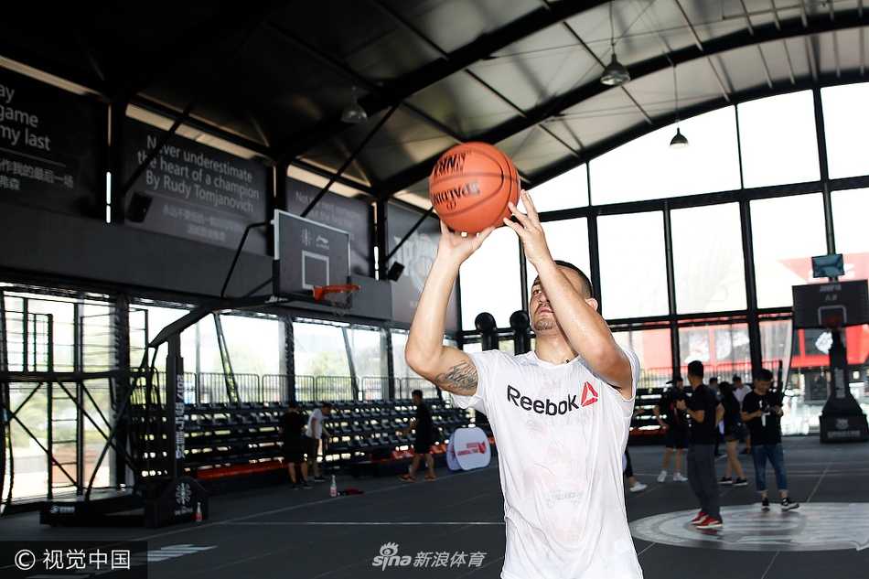 活动背景板前，李景亮与吴冠希并肩而立，吴冠希手捧篮球轻松自然地搭在李景亮肩上，两人如同相识已久的好友，共同展示着中国力量在篮球与格斗不同领域的蓬勃朝气。