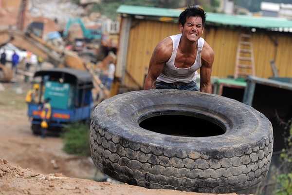 彭于晏的逆袭传奇:从童年小胖墩到全民男神的励志史 童年彭于晏穿著白色校服,圓滾滾的臉蛋像個小肉球,瞇起眼睛笑得天真無邪,誰能想到這就是未來的男神?