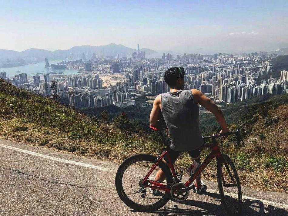 彭于晏的逆袭传奇:从童年小胖墩到全民男神的励志史 成年後的彭于晏赤裸上身展現驚人背肌,線條如刀刻般清晰,完美詮釋了從肉球到男神的極致蛻變,眼神充滿堅毅力量。