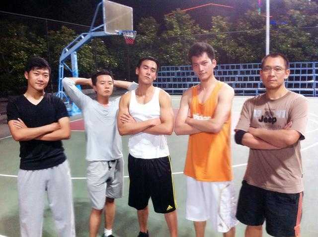 彭于晏的逆袭传奇:从童年小胖墩到全民男神的励志史 彭于晏穿著專業車服頭戴安全帽,在《破風》訓練中迎風騎行,陽光下的側臉輪廓俊朗,展現運動員般的專業姿態。