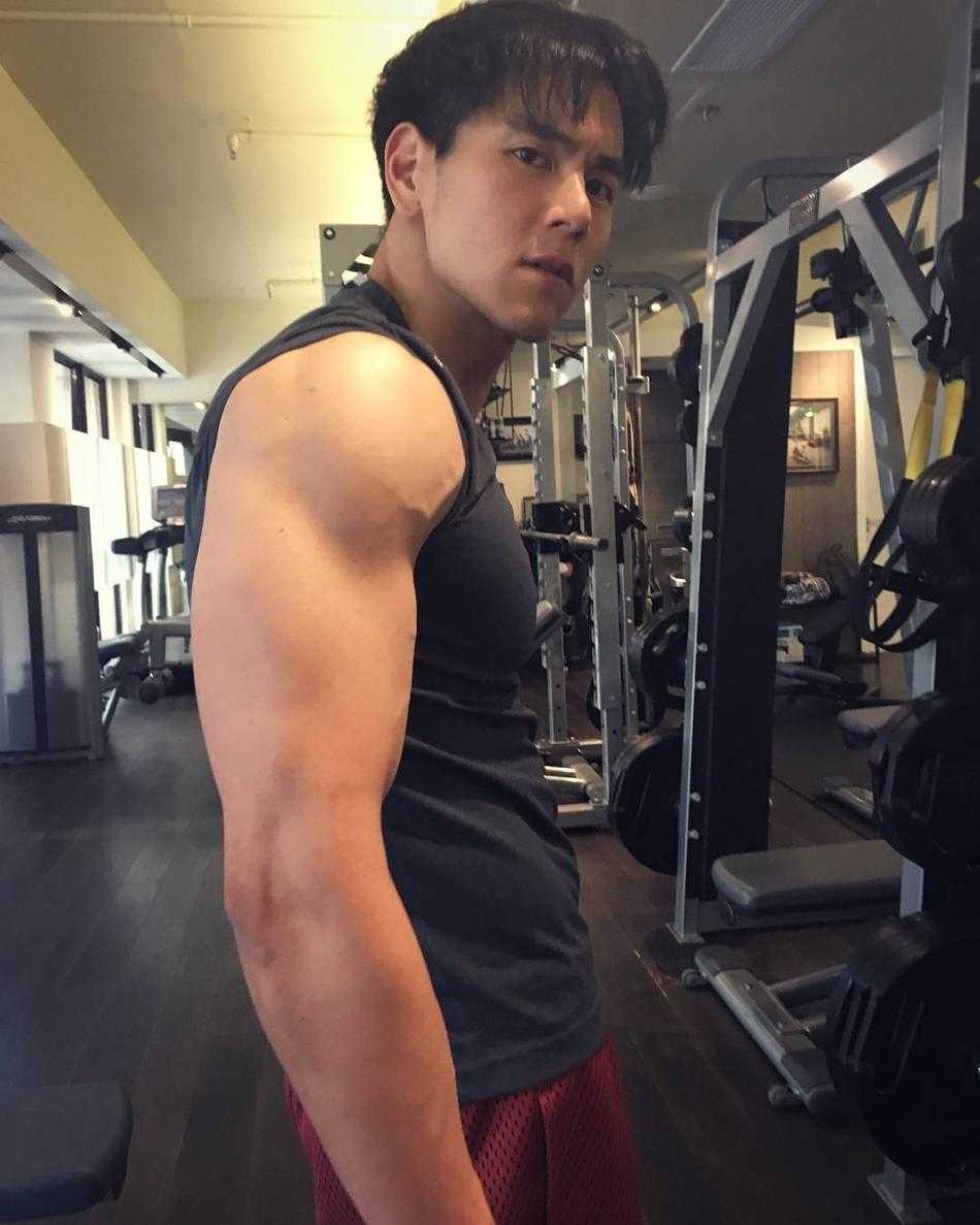 彭于晏的逆袭传奇:从童年小胖墩到全民男神的励志史 如今彭于晏在球場上瀟灑運球,褪去明星光環的他就像個普通大男孩,眼裡閃爍著對籃球最純粹的熱愛與光芒。