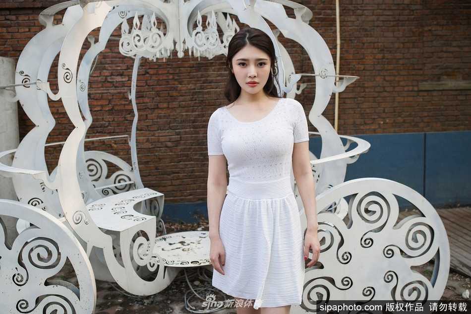 徐冬冬白裙摇曳:从“大嫂”到“网大一姐”的性感蜕变与倔强征途 徐冬冬静立于纯色背景前,白裙的收腰设计凸显出不盈一握的纤腰,她微微垂眸,整个人散发出一种不食人间烟火的清冷仙气。