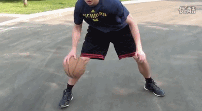 必备篮球运球绝技,让你轻松化身德鲁大叔 欧文在人群中闪转腾挪,连续运用胯下和体前变向,把防守者晃得东倒西歪,最后在人缝中送出精准助攻,展现了街球般的写意与创造力。