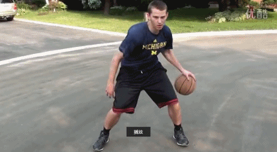 必备篮球运球绝技,让你轻松化身德鲁大叔 面对严密的防守,欧文用一个极具欺骗性的背后运球接转身动作,如同陀螺般旋转过掉防守人,随后轻松挑篮得分,整套动作如丝绸般顺滑。