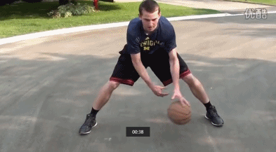 必备篮球运球绝技,让你轻松化身德鲁大叔 行进间的背后运球衔接胯下,欧文如同球场上的精灵,篮球在他的前后左右飞速弹跳,对手的防线在他眼中形同虚设。