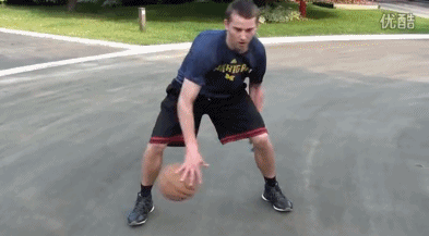 必备篮球运球绝技,让你轻松化身德鲁大叔 连续两次快速的背后运球变向,欧文像一阵风一样撕破防线,杀入内线后面对补防,冷静地完成拉杆上篮,将身体协调性和球感展现得淋漓尽致。