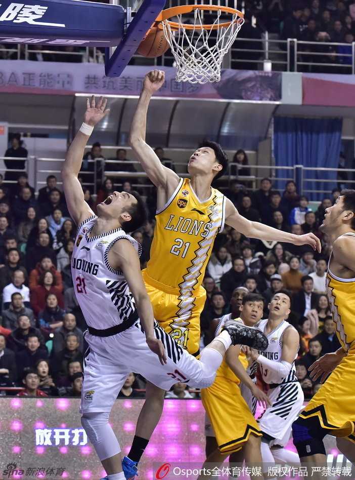 怒吼的郭少与擎天柱大韩:辽篮双核奏响亚洲杯冰与火之歌 廉明借掩护强行持球杀入内线,眼神坚毅,展现出辽宁锋线不可或缺的冲击力