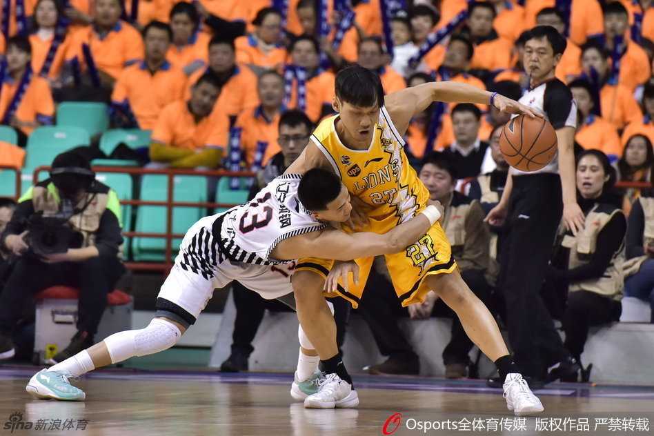 怒吼的郭少与擎天柱大韩:辽篮双核奏响亚洲杯冰与火之歌 哈德森在三分线外冷静出手,手起刀落,标志性的高弧线划破篮网