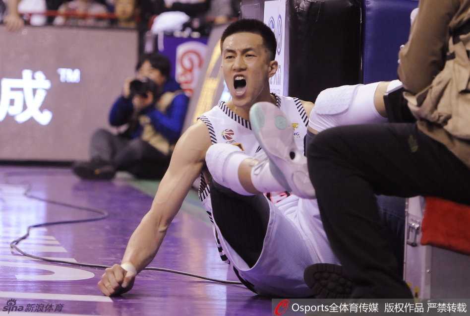 怒吼的郭少与擎天柱大韩:辽篮双核奏响亚洲杯冰与火之歌 郭艾伦面对严防毫无惧色,以不可思议的腰腹力量完成高难度拉杆上篮,动作舒展如飞燕