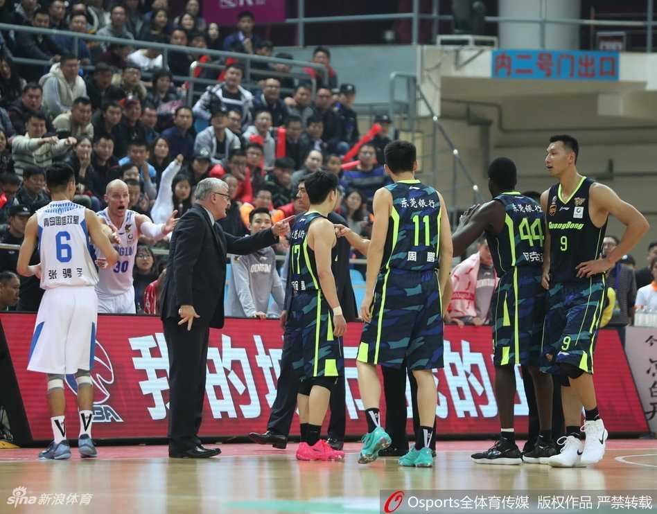 比赛结束，尤纳斯站在球员通道入口，背影显得有些落寞和愤怒，他低头沉思，这场比赛的结果和过程显然让他久久无法平静。